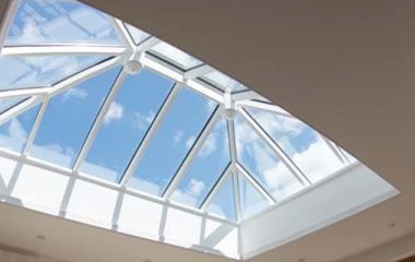 Естественное освещение в условиях плотного леса: Архитектурные приемы